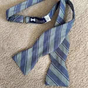 Men’s bowtie. Fits neck size 14-18.